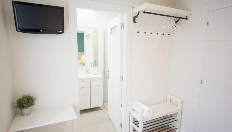 Single Room with Private Bathroom image 4