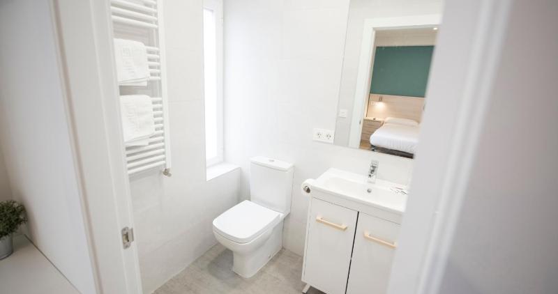 Single Room with Private Bathroom image 3