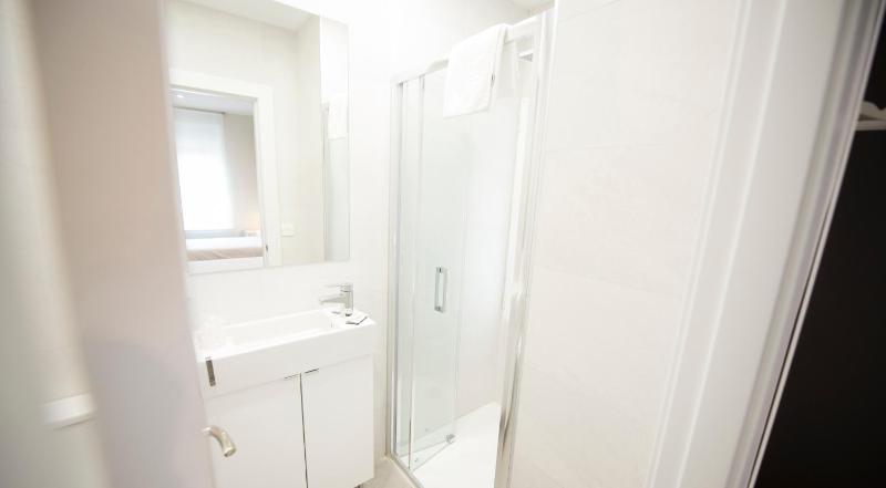 Triple Room with Private Bathroom image 3