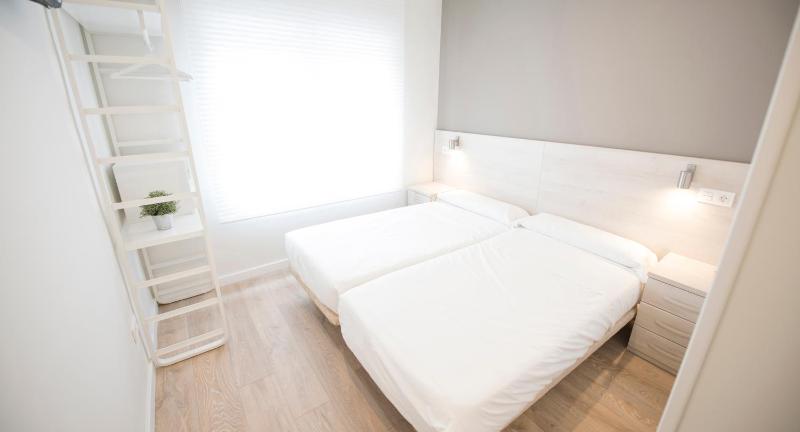 Twin Room with Private Bathroom image 4