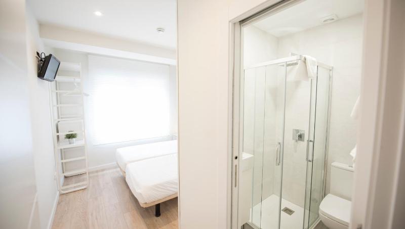 Twin Room with Private Bathroom image 3