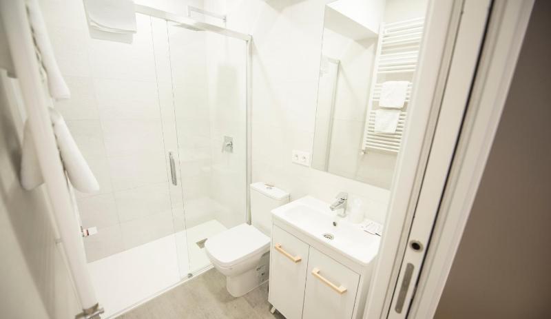 Twin Room with Private Bathroom image 2