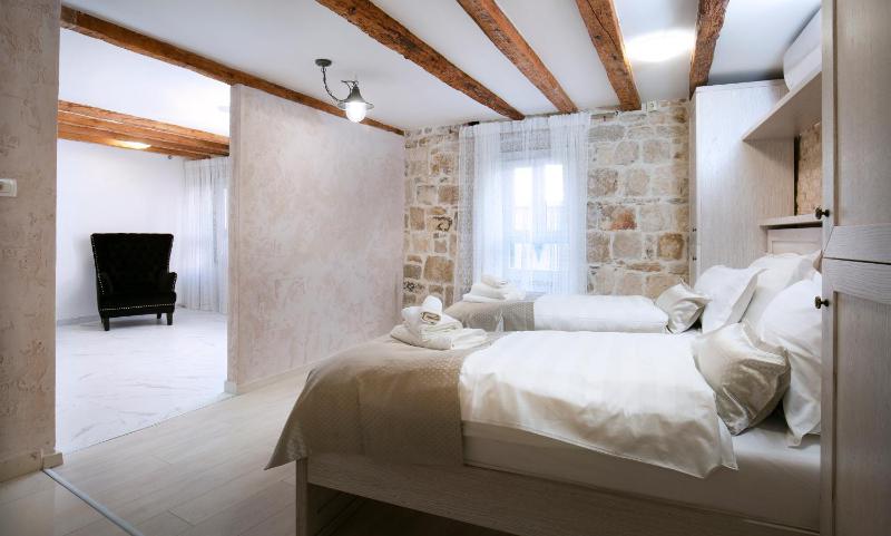 Large Twin Room image 2