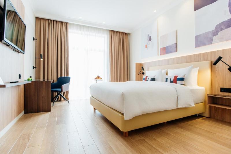 Standard, Guest room, 1 King, Resort view image 1
