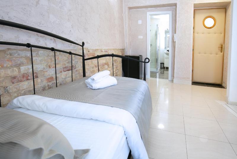 Comfort One-Bedroom Apartment image 3
