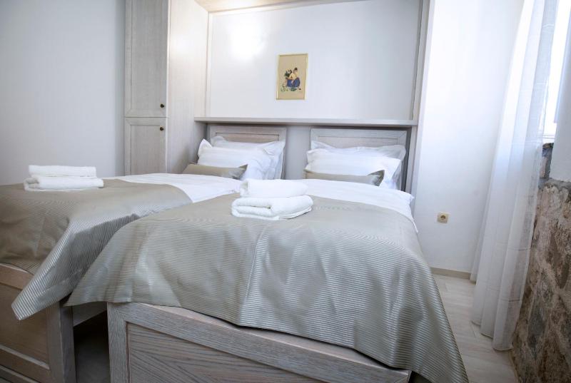 Comfort One-Bedroom Apartment image 4