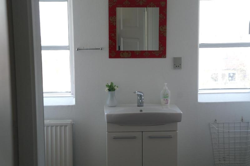 Single Room with Shared Bathroom image 2