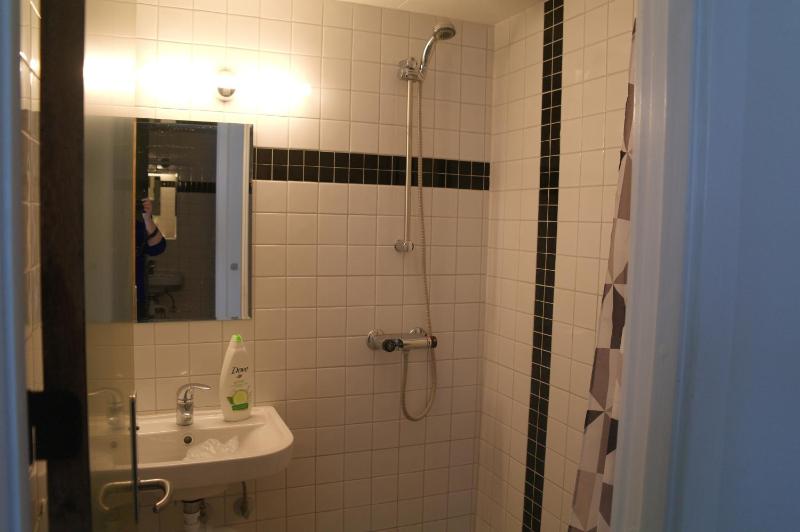 Single Room with Shared Bathroom image 3