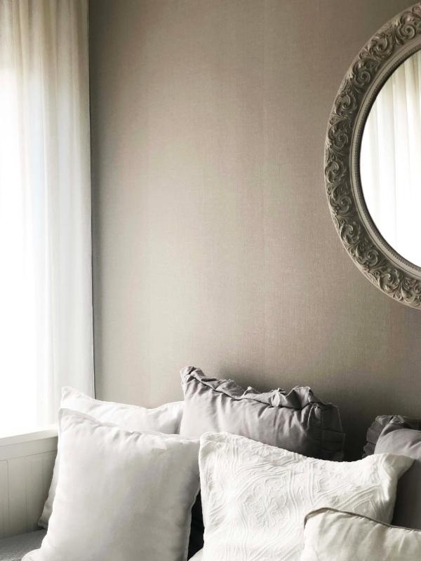 One-Bedroom Apartment image 4