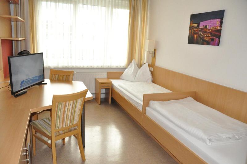 Budget Twin Room image 3