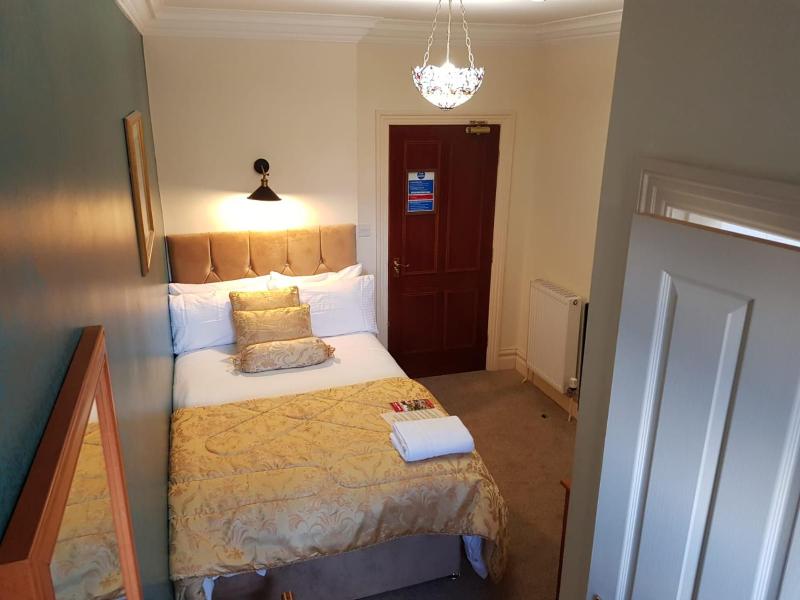 En Suite Single Room image 4