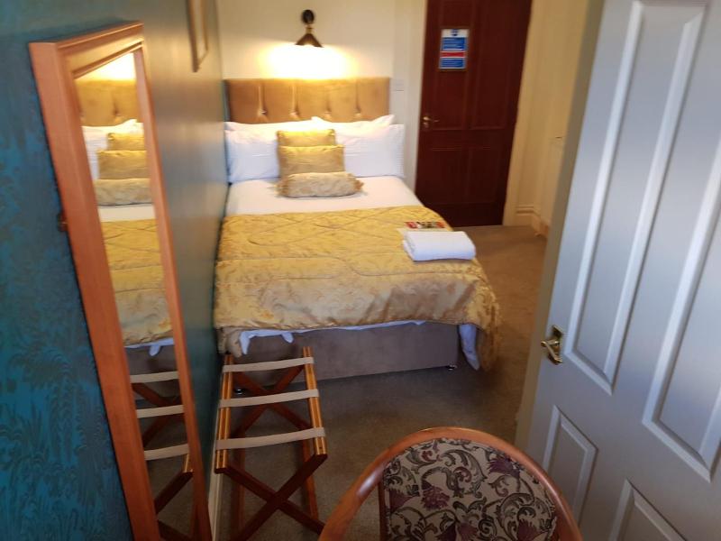 En Suite Single Room image 2