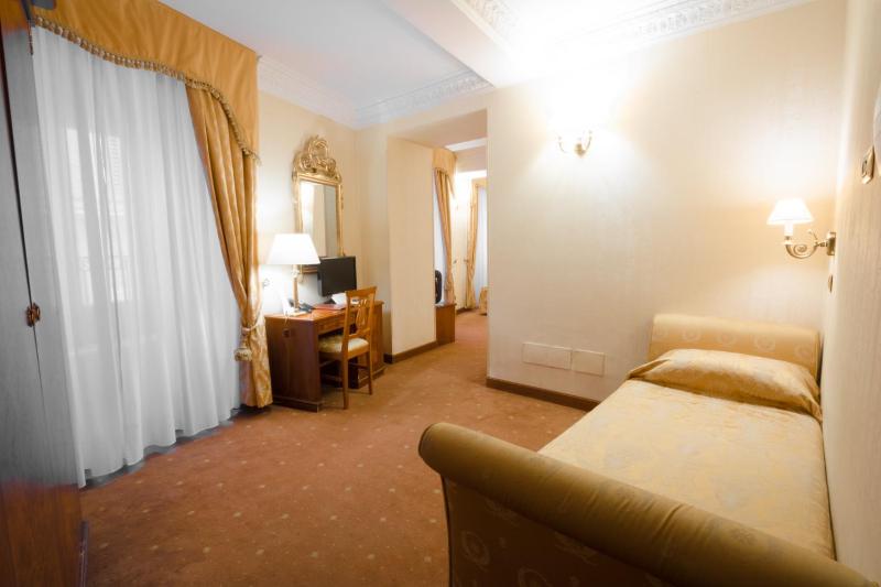 Quadruple Room image 4