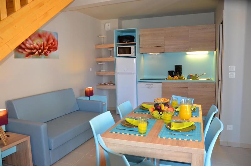 Small House with Cabin (4-6 Adults) image 1
