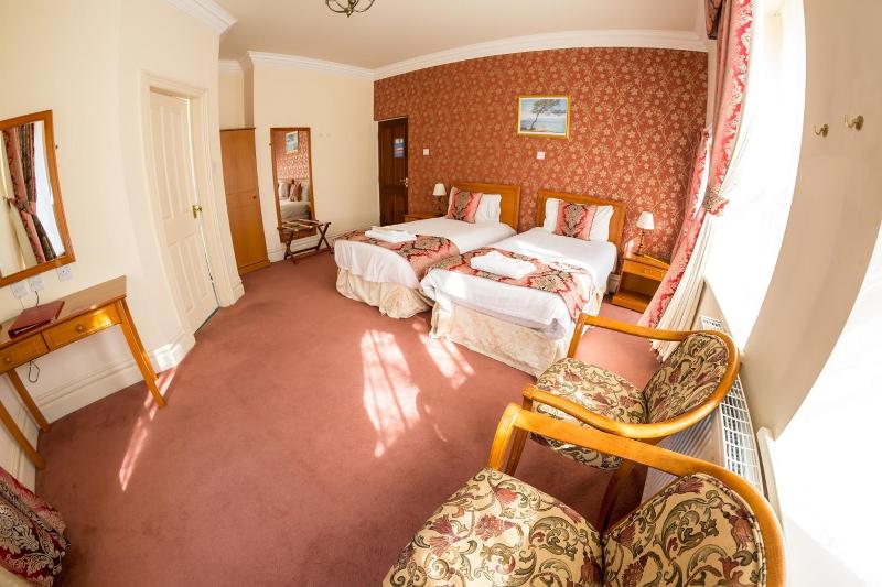 En Suite Twin Room image 4