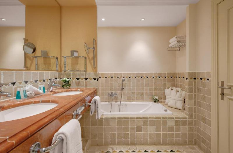 Executive Double Room with Partial Sea View image 4