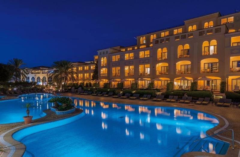 Superior Double Room with Pool View image 4