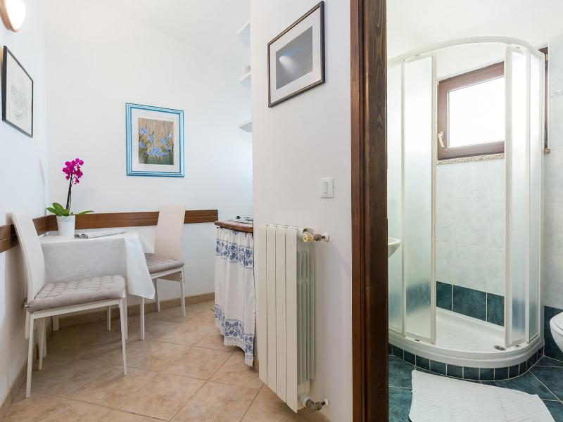 Comfort One-Bedroom Apartment image 2
