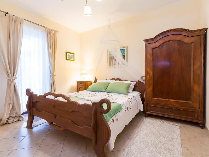 One-Bedroom Apartment image 2