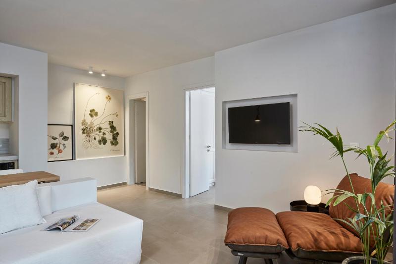 Senior Suite with Garden View image 1