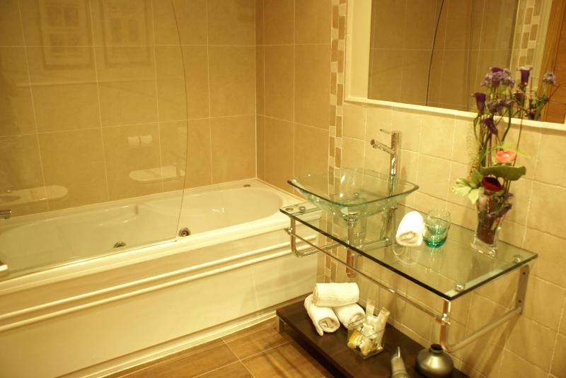 Double Room image 3