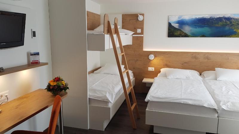 Superior Quadruple Room with Air Conditioning image 4