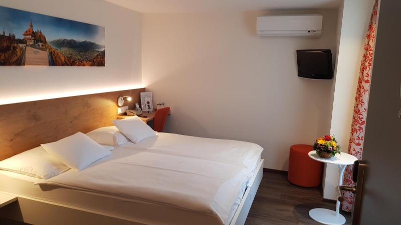 Superior Twin Room with Air Conditioning image 2