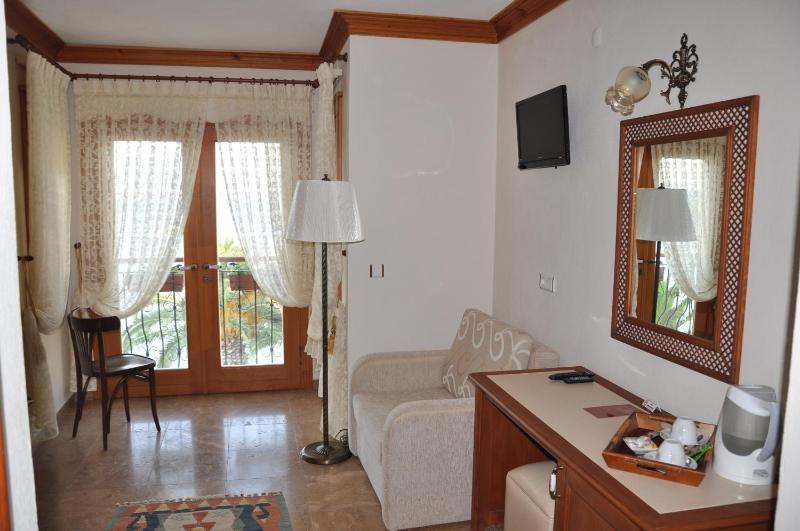 Deluxe Double or Twin Room with Sea View image 3