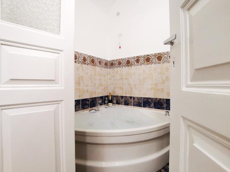 Double Room with Spa Bath image 2