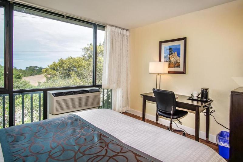 Standard King Room image 3