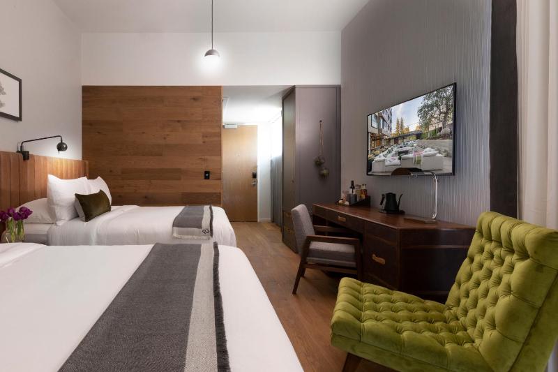 Superior Queen Room with Two Queen Beds image 3