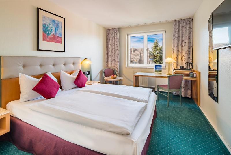 Comfort Queen Room with Queen Bed and View image 1