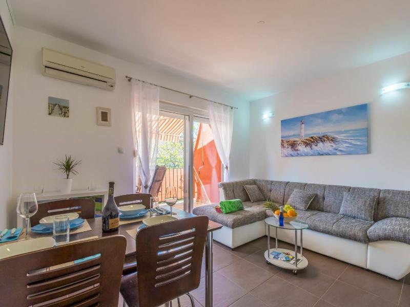 One-Bedroom Apartment image 1