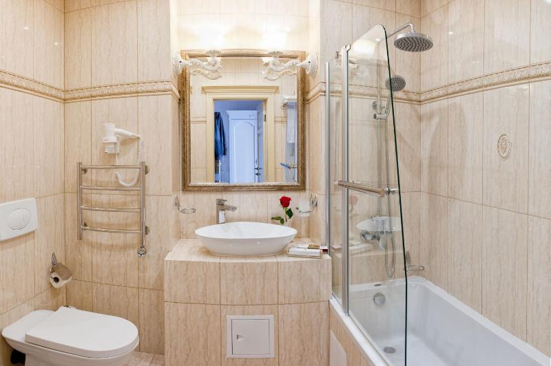 Superior King Room image 3
