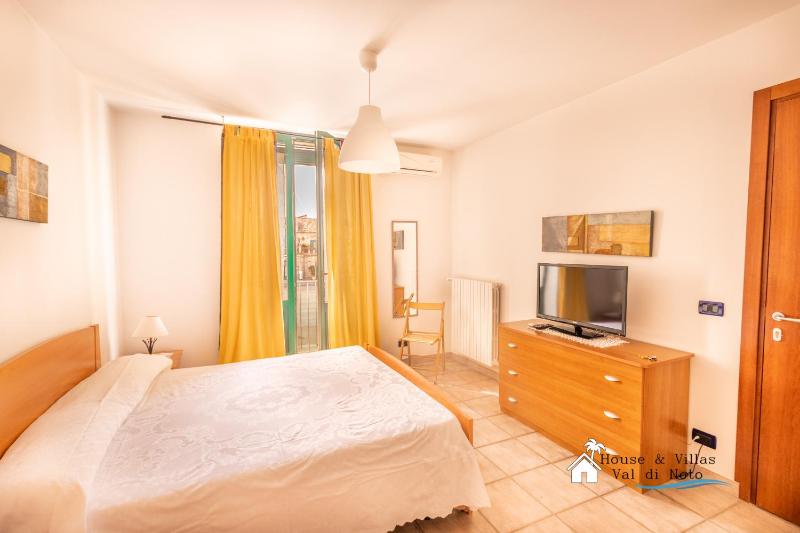 Standard Double Room image 3