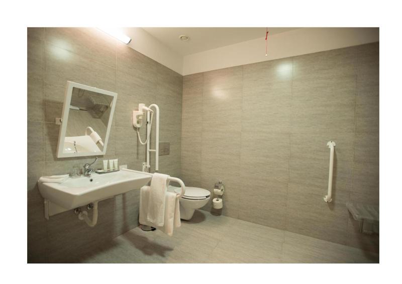Single Room - Disability Access image 2