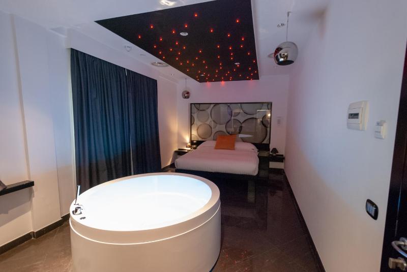 Suite with Hot Tub image 4