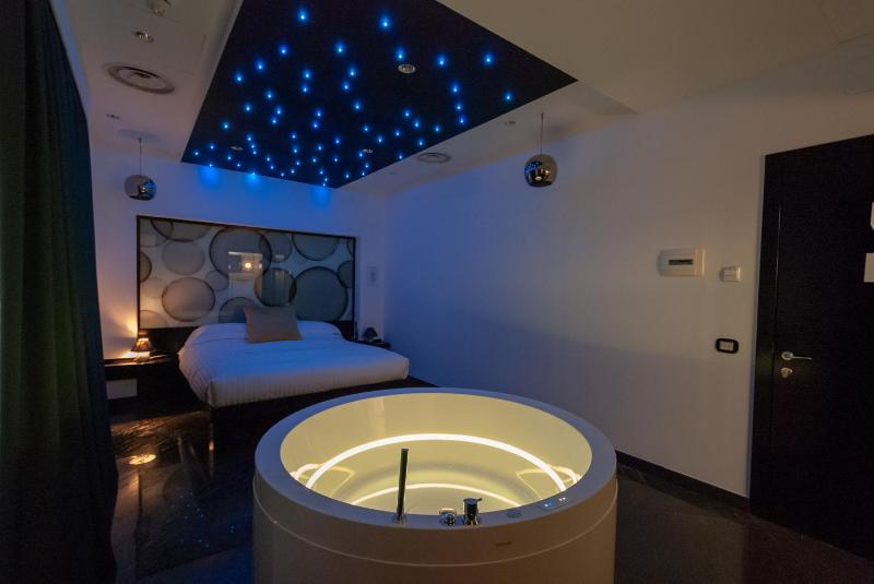 Suite with Hot Tub image 2