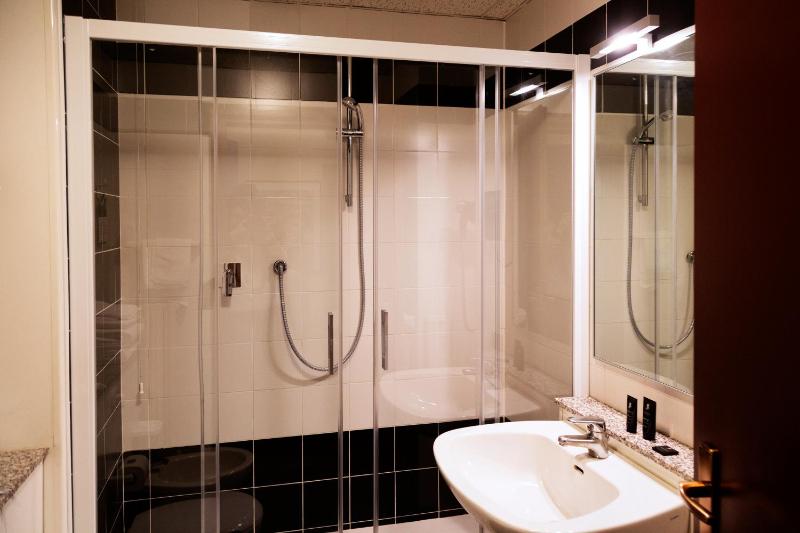 Superior Triple Room image 4