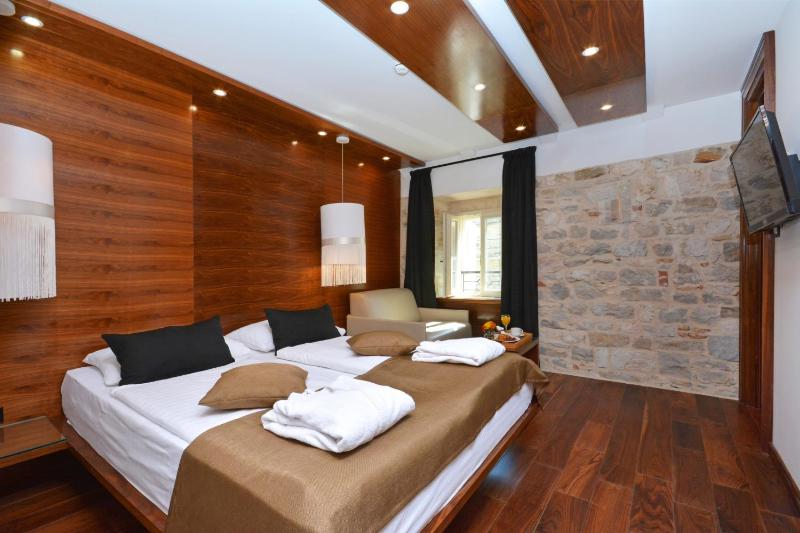 Deluxe Double Room image 3