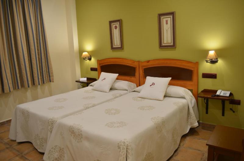 Twin Room image 3