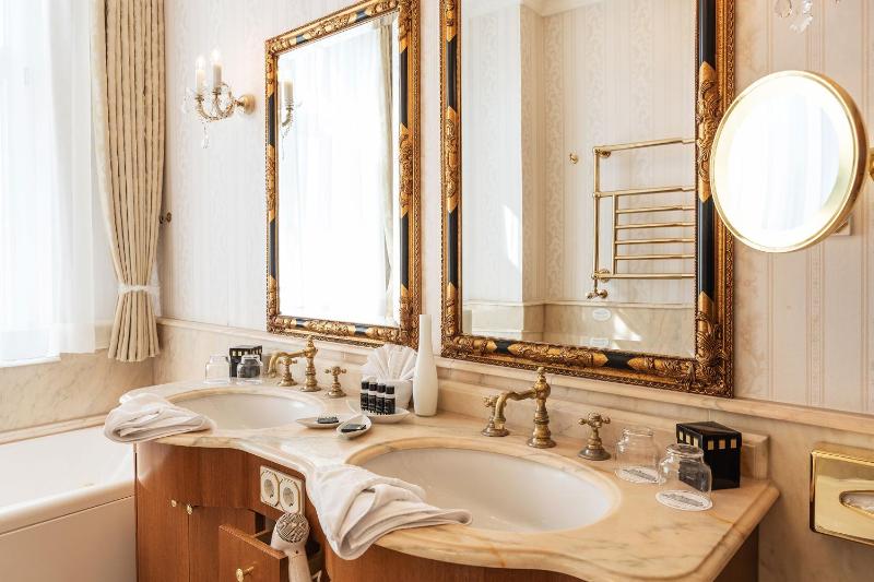 Senior Suite with City View image 4