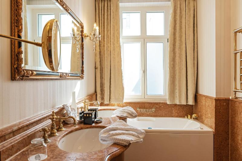 Senior Suite with City View image 3