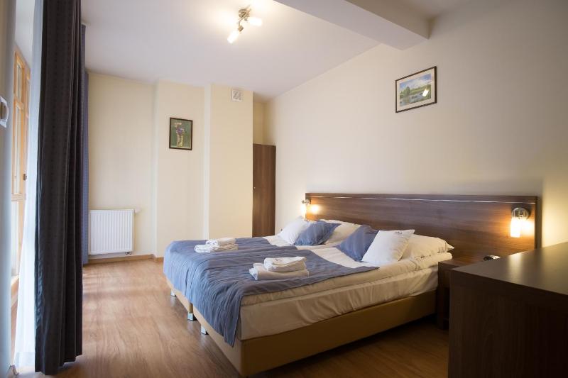 One-Bedroom Apartment with Twin Beds image 3