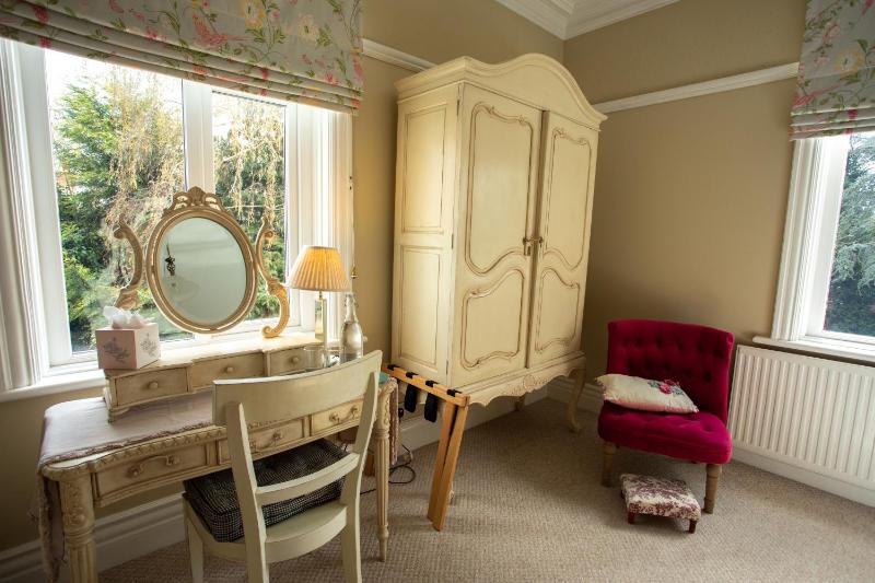 Superior King Room image 4