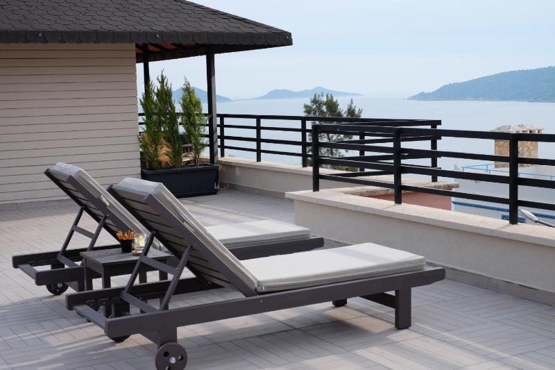 Deluxe Double Room with Balcony and Sea View image 2