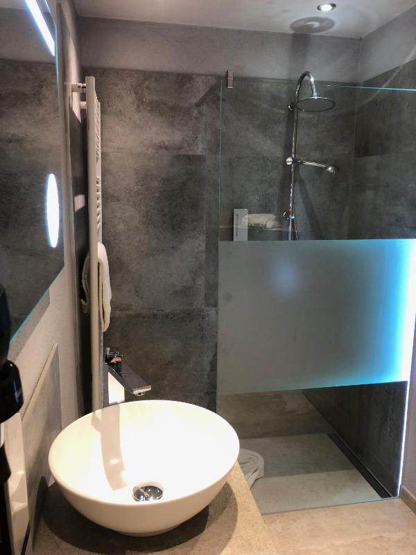 Deluxe Double or Twin Room image 3