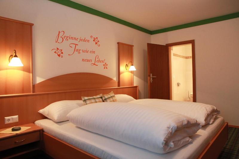 Modern Double Room image 2