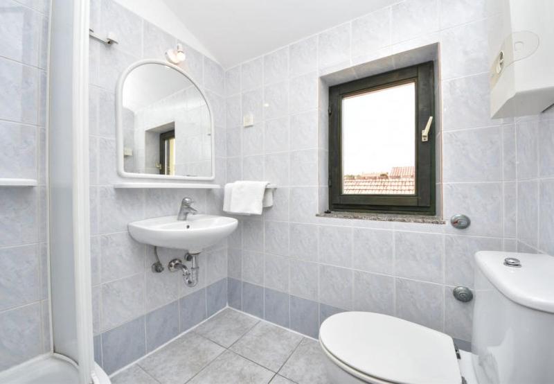 Apartment 32 image 3