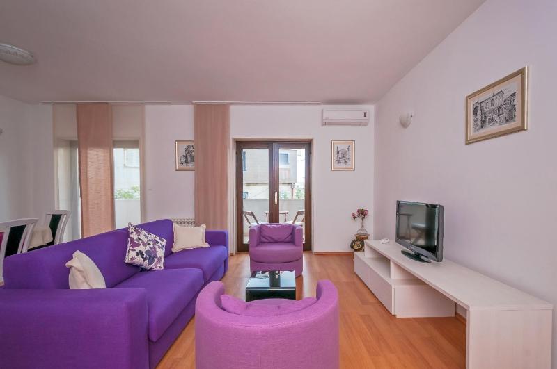 Comfort One-Bedroom Apartment with Balcony and Pool View image 3